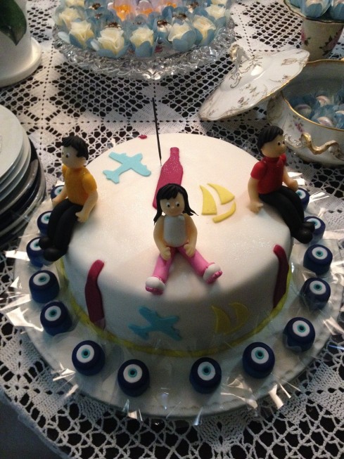 O bolo com tudo que o aniversariante gosta: os três filhos, aviões, barcos e vinhos!
